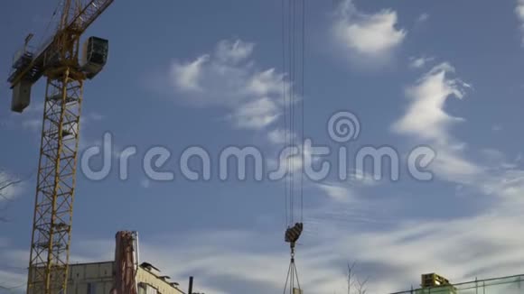 塔吊吊运砼板视频的预览图