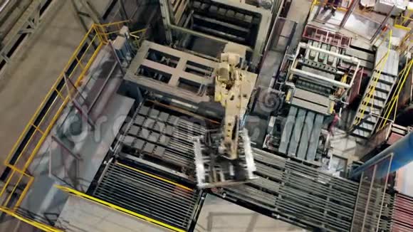 运送陶瓷的机械臂的时间推移现代自动化工厂设备视频的预览图