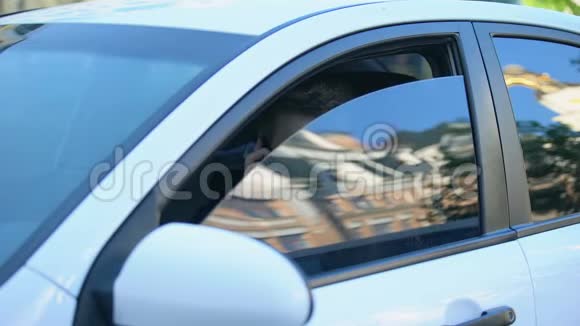 坐在车里的男人和情人一起监视妻子和雇佣杀手打电话视频的预览图
