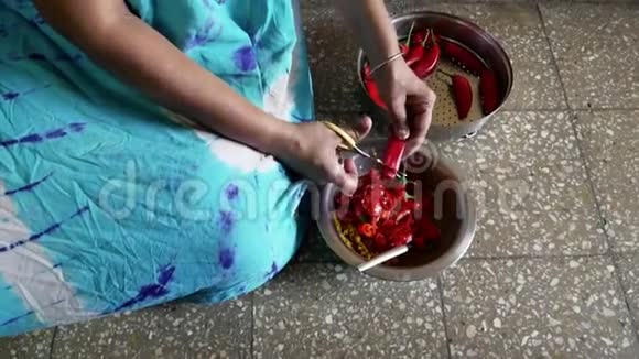 古吉拉特邦的女士用不锈钢球LokgramKalyan切片红辣椒腌制视频的预览图