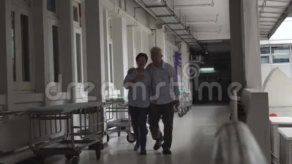 亚裔夫妇在医院走廊散步压力大担心健康问题视频的预览图