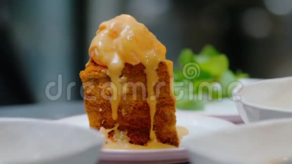 在蜂蜜蛋糕的顶部倒入甜酱和麦片视频的预览图
