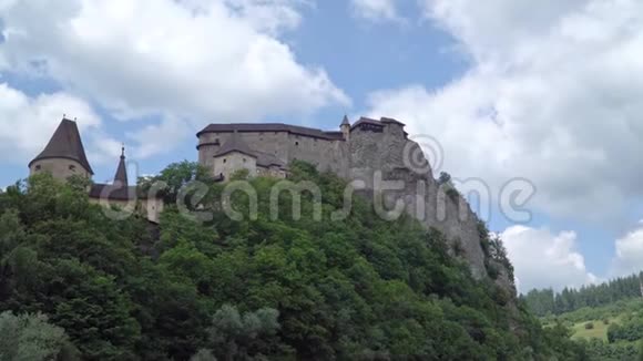 著名的奥拉瓦堡在岩石斯洛伐克放大视频的预览图