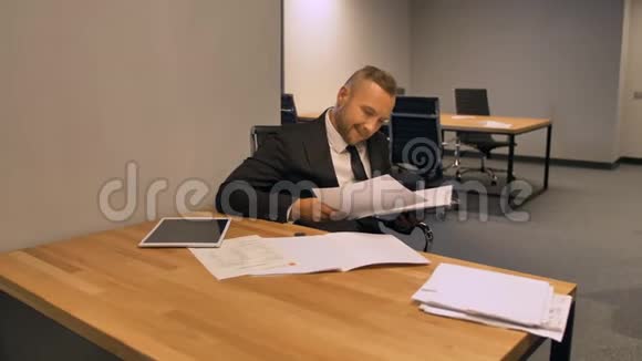 自信的老板企业家在夜间办公室室内处理文件视频的预览图