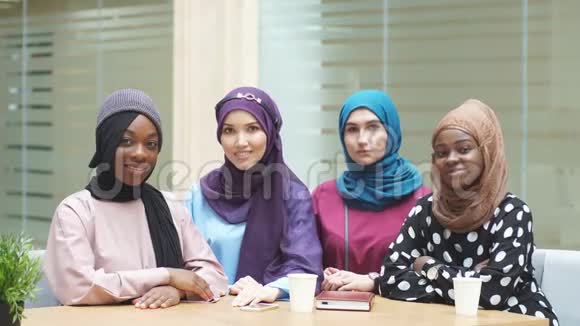 多种族穆斯林妇女团体身着民族服装在团体中摆姿势视频的预览图