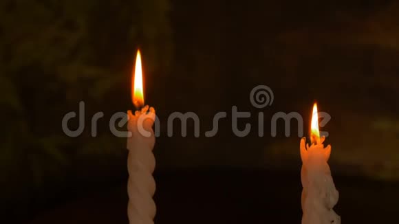 两支燃烧的大蜡烛黑暗背景上的亮光黑暗模板生日派对浪漫之夜视频的预览图