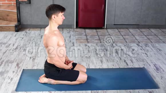 集中男性瑜伽大师做运动向下狗垫高角视频的预览图