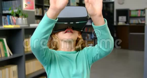 高加索女学生在图书馆使用虚拟现实耳机的前视4k视频的预览图