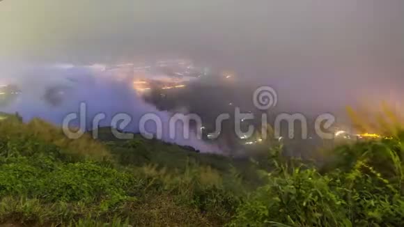 笼罩在山顶的薄雾黄昏的萨加Phetchabun泰国视频的预览图
