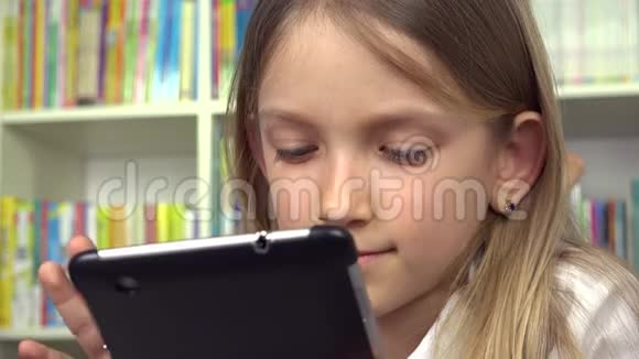 使用平板搜索书籍的儿童图书馆中的儿童女生学习学习视频的预览图