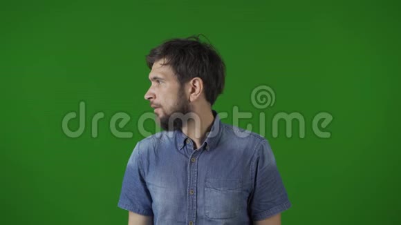 一个留着胡子的人伸出大拇指微笑着成功人士的肖像绿色屏幕视频的预览图