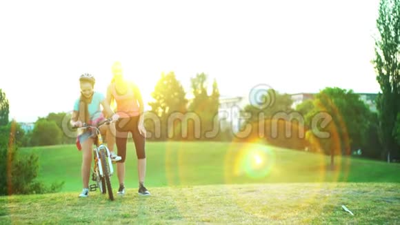 骑自行车的儿童戴着自行车头盔骑脚踏车视频的预览图