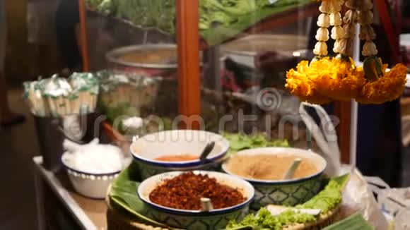 带有亚洲传统酱汁的碗摆在街头美食场的摊位上摆放着各种传统东方酱汁的碗视频的预览图