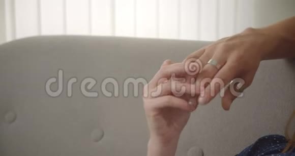 特写两个情侣手牵着手在家里一起玩耍的气氛视频的预览图