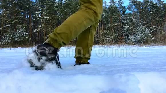 游客的腿缓慢地穿过雪地视频的预览图