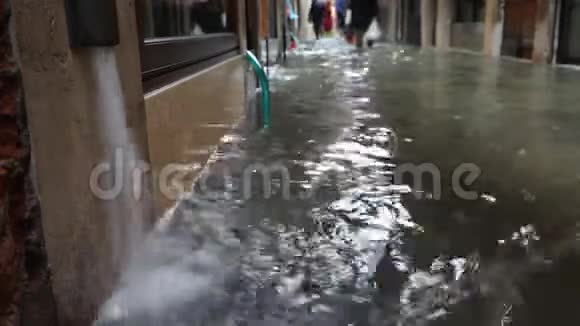 洪水期间威尼斯狭窄的街道视频的预览图