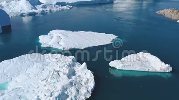格陵兰岛北极自然景观中冰川的冰山和冰空中视频无人机拍摄的冰山图片视频的预览图