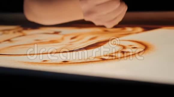 女人用沙子画画视频的预览图