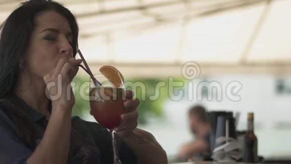 很漂亮的女人在餐厅喝鸡尾酒孤独的女孩在咖啡馆里休息视频的预览图