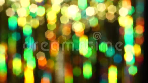 神奇的抽象闪亮的背景与彩色离焦在闪亮的灯光下美丽的动态背景圣诞节视频的预览图