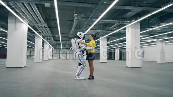 像人类一样的半机械人和一位女士在互相拥抱视频的预览图