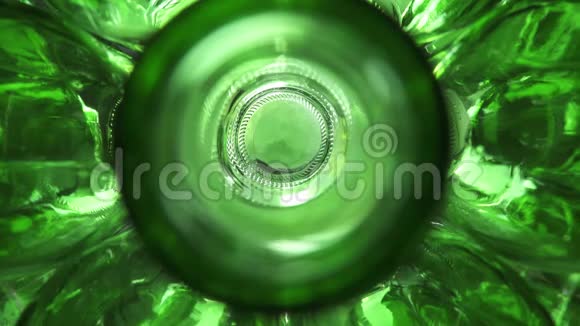 多莉变焦空绿色啤酒瓶顶部视图拍摄在菲舍耶镜头拍摄在4KUHD视频的预览图