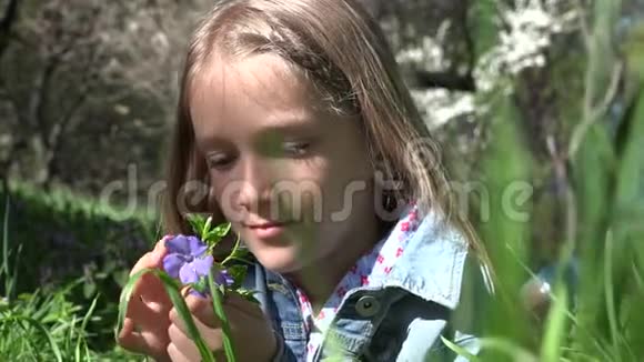 公园里不快乐的悲伤儿童户外活动体贴的女孩脸草地上的肖像4K视频的预览图