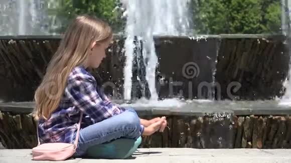 儿童在公园内放松提供喷泉观看水滴4K女孩户外活动视频的预览图