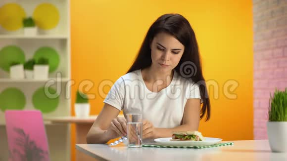 微笑的女士饭前吃了补充药出现了拇指胃炎视频的预览图