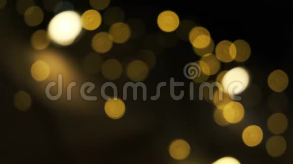 模糊的黄色圣诞波克照明在离焦抽象粒子背景视频的预览图