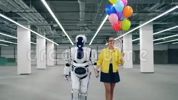 带着气球的女孩带着一个高大的机器人走路视频的预览图