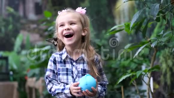 女孩笑了一只蝴蝶爬过她的头发非常积极的视频4K慢慢视频的预览图