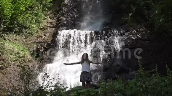 旅游女孩瀑布儿童观山林自然观4K视频的预览图