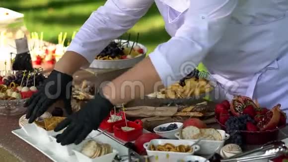 服务员把食物放在桌子上视频的预览图