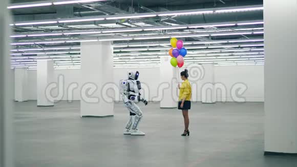 带着机器人从一位女士手里拿气球的大厅视频的预览图