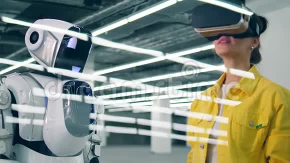 赛博格正在和一位戴着VR眼镜的女士交流视频的预览图