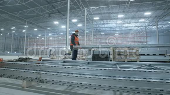 现代工业新仓库的人工搬运金属施工视频的预览图