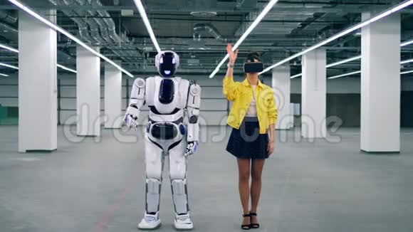 高大的半机械人在用虚拟现实眼镜跟踪一个女孩视频的预览图