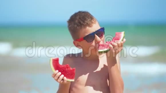 戴黑眼镜的男孩在海里吃西瓜视频的预览图