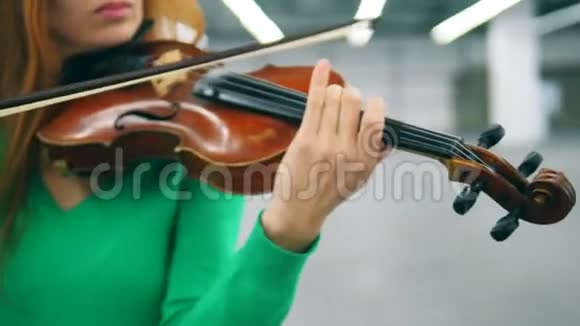 靠近一个女人正在演奏的小提琴视频的预览图