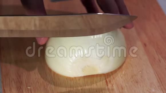 人手正在剪板特写上切洋葱烹饪自制食物切菜视频的预览图