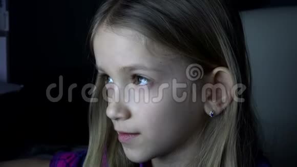 儿童在夜间玩平板电脑女孩在黑暗的4K笔记本电脑上看互联网视频的预览图