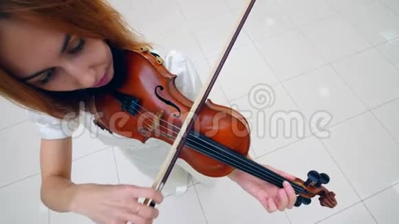 女音乐家演奏小提琴的俯视图视频的预览图
