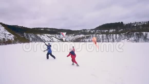 孩子们用风筝跑冬季景观视频的预览图