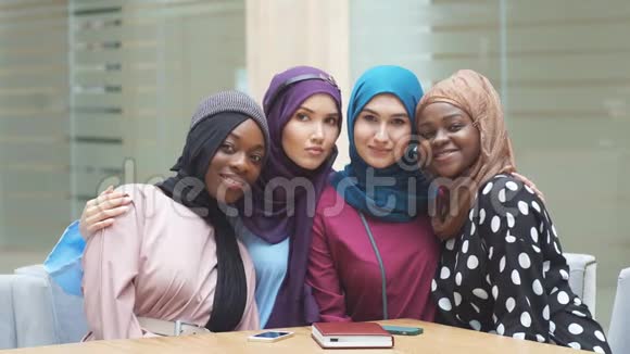 多民族穆斯林妇女穿着民族服装在购物中心摆姿势的肖像视频的预览图