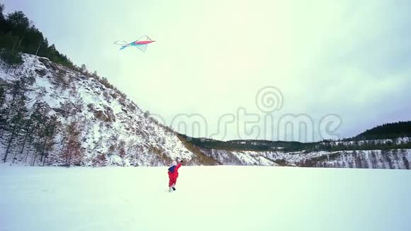 带着风筝的快乐小女孩冬季景观视频的预览图