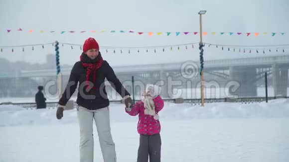 女滑冰时牵着女儿的手视频的预览图