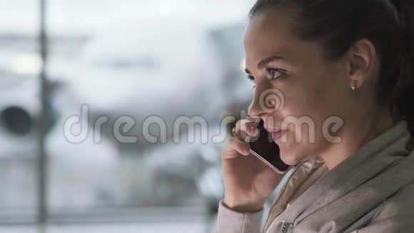 以飞机为背景的机场候机区美女通话特写照片视频的预览图