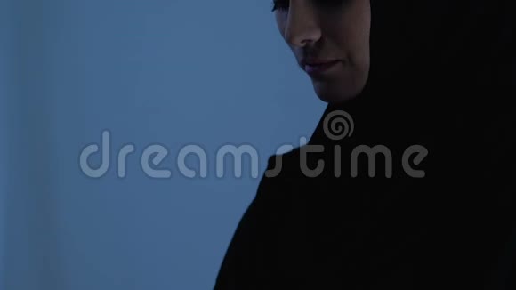 戴头巾的美女张开手掌祈祷祝福和信仰真主视频的预览图