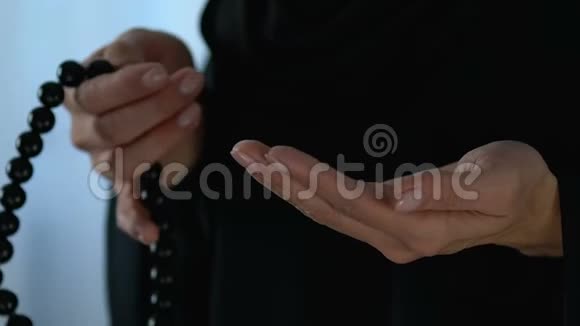 戴头巾的女性手中念珠信仰和宗教特写视频的预览图